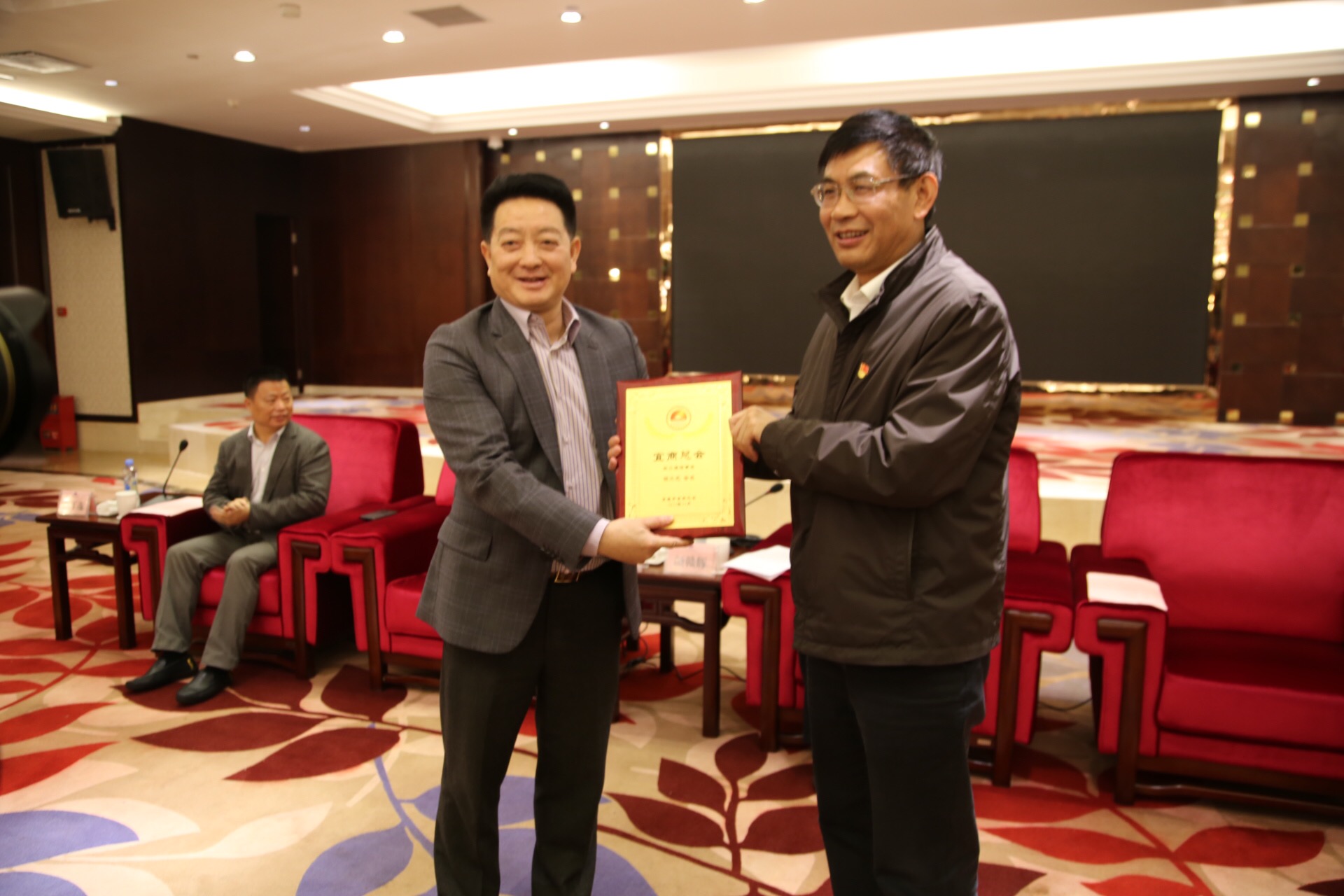 楊文龍董事長再次當選爲宜春市宜商(shāng)總會會長 (1).jpg
